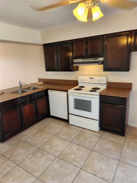 For Rent: $1,100 (1 beds, 1 baths, 638 Square Feet)