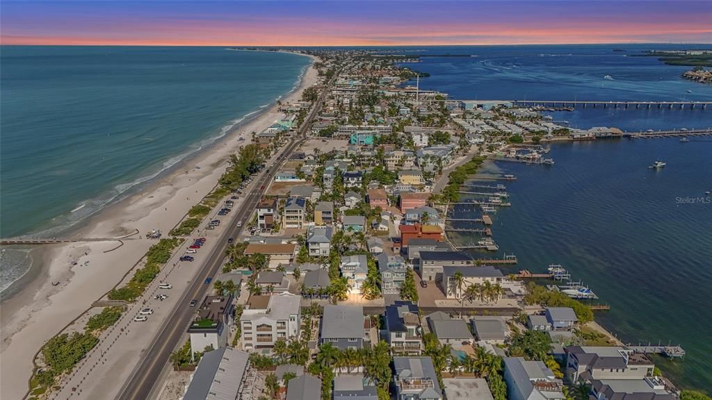 合同活跃: $2,995,000 (7 贝兹, 6 浴室, 3078 平方英尺)