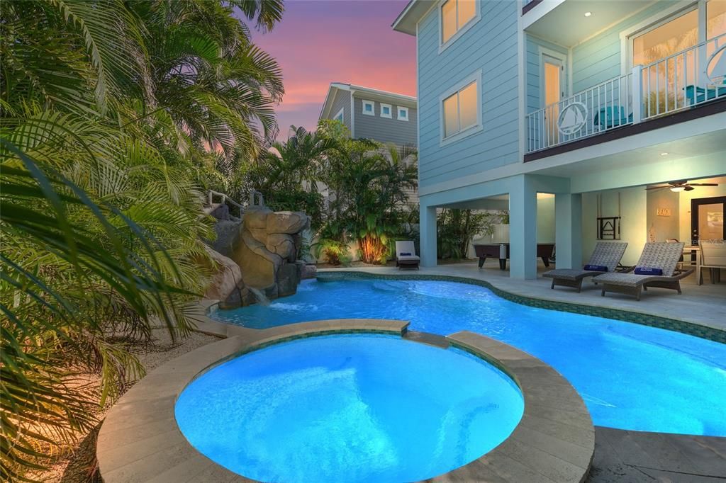 合同活跃: $2,995,000 (7 贝兹, 6 浴室, 3078 平方英尺)