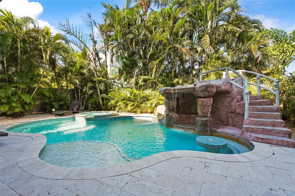 合同活跃: $2,995,000 (7 贝兹, 6 浴室, 3078 平方英尺)