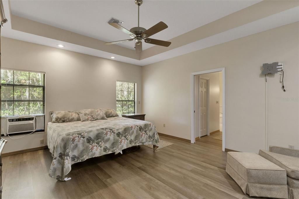 For Sale: $599,900 (4 beds, 2 baths, 2474 Square Feet)