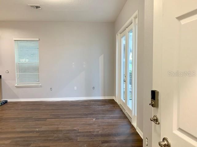 合同活跃: $2,600 (3 贝兹, 2 浴室, 1880 平方英尺)