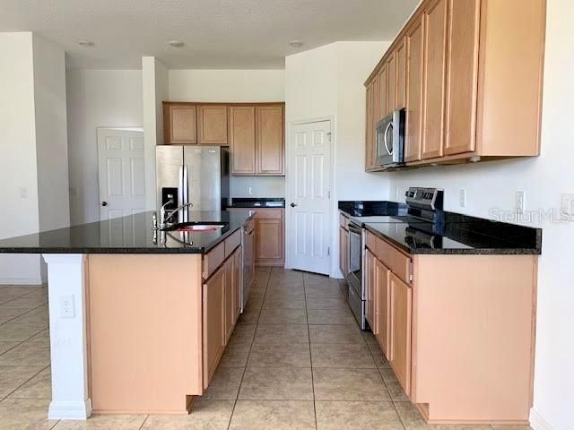 合同活跃: $2,600 (3 贝兹, 2 浴室, 1880 平方英尺)