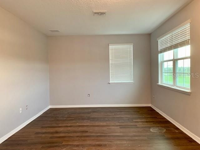 合同活跃: $2,600 (3 贝兹, 2 浴室, 1880 平方英尺)