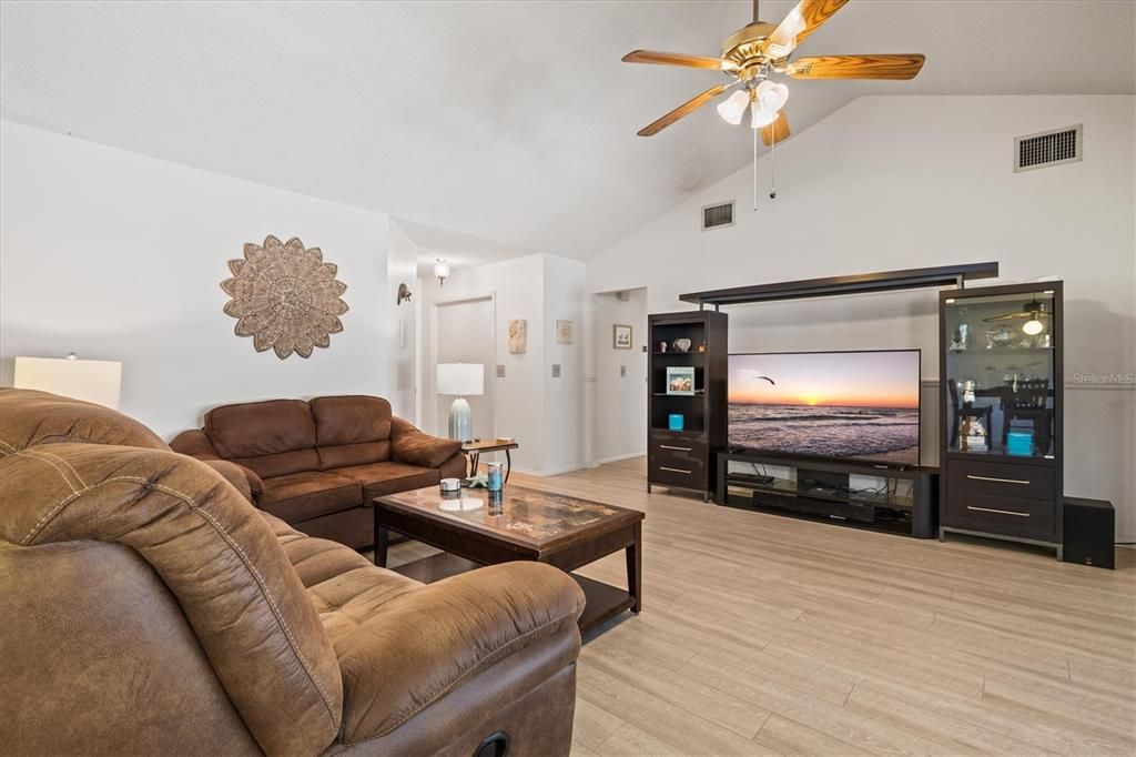 Active With Contract: $455,000 (4 beds, 2 baths, 1522 Square Feet)
