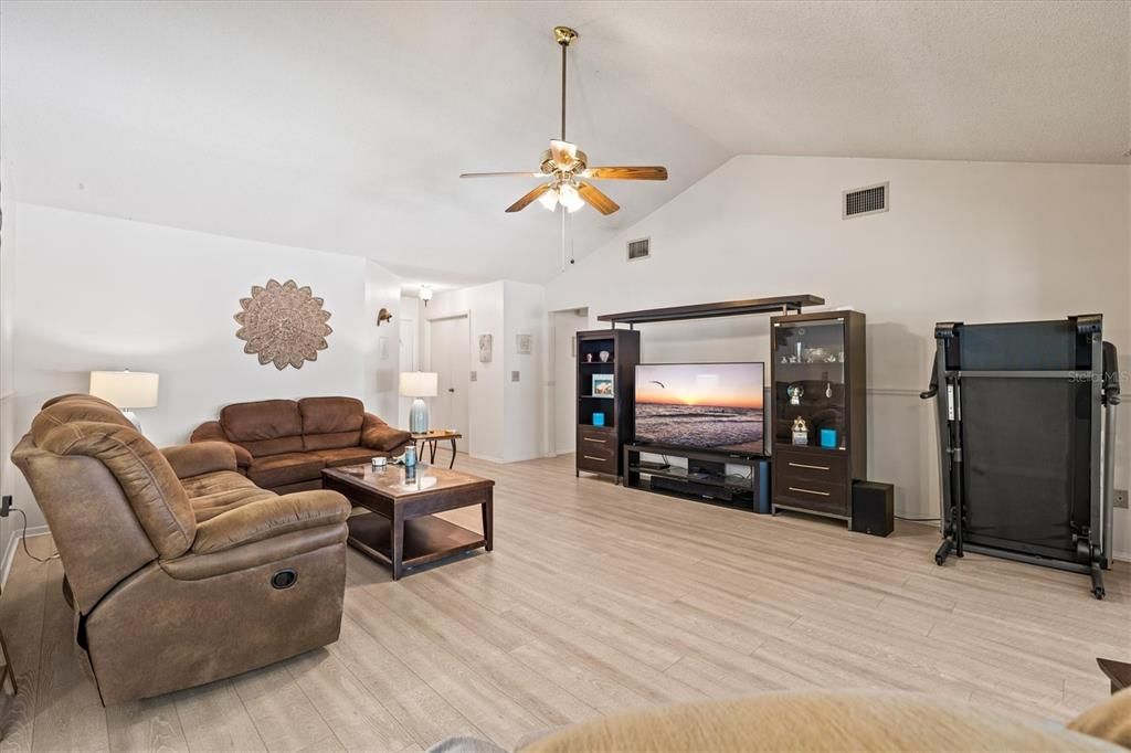 Active With Contract: $455,000 (4 beds, 2 baths, 1522 Square Feet)