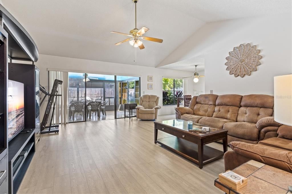 Active With Contract: $455,000 (4 beds, 2 baths, 1522 Square Feet)