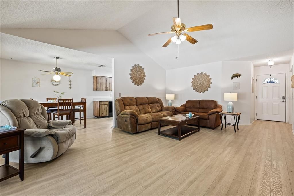 Active With Contract: $455,000 (4 beds, 2 baths, 1522 Square Feet)