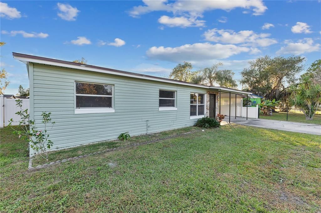 出租: $2,100 (3 贝兹, 1 浴室, 972 平方英尺)