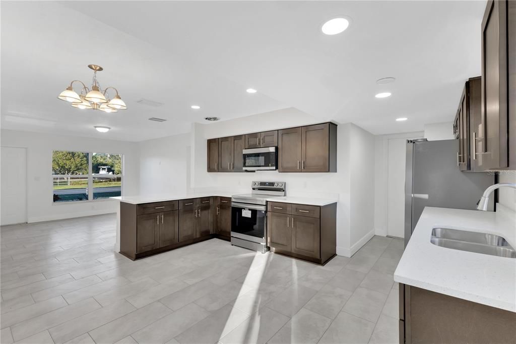 出租: $2,100 (3 贝兹, 1 浴室, 972 平方英尺)