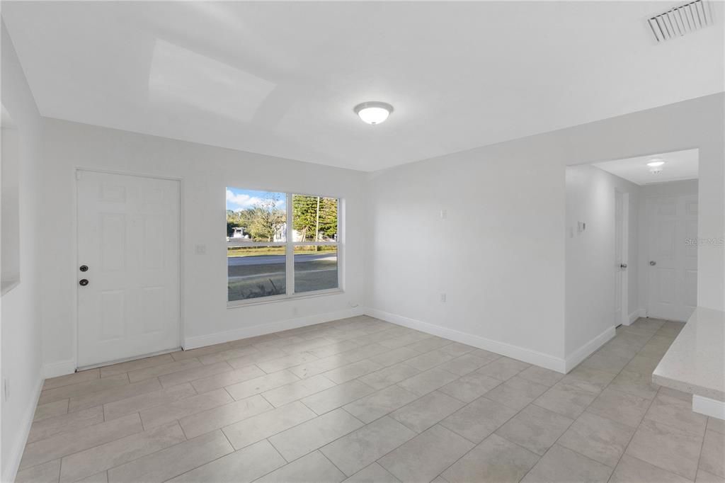 出租: $2,100 (3 贝兹, 1 浴室, 972 平方英尺)