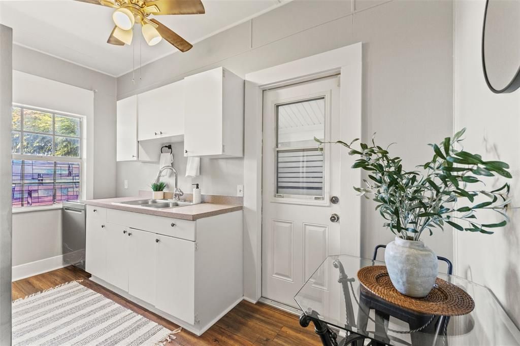 Active With Contract: $249,900 (3 beds, 1 baths, 838 Square Feet)