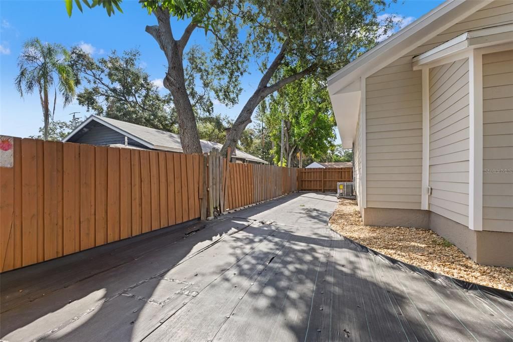 Active With Contract: $249,900 (3 beds, 1 baths, 838 Square Feet)