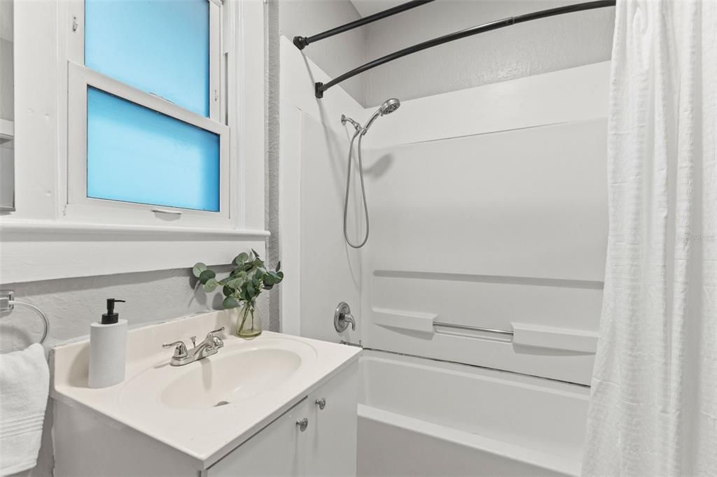 Active With Contract: $249,900 (3 beds, 1 baths, 838 Square Feet)