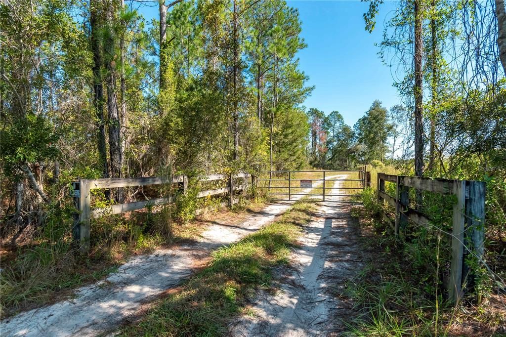 На продажу: $230,000 (16.09 acres)