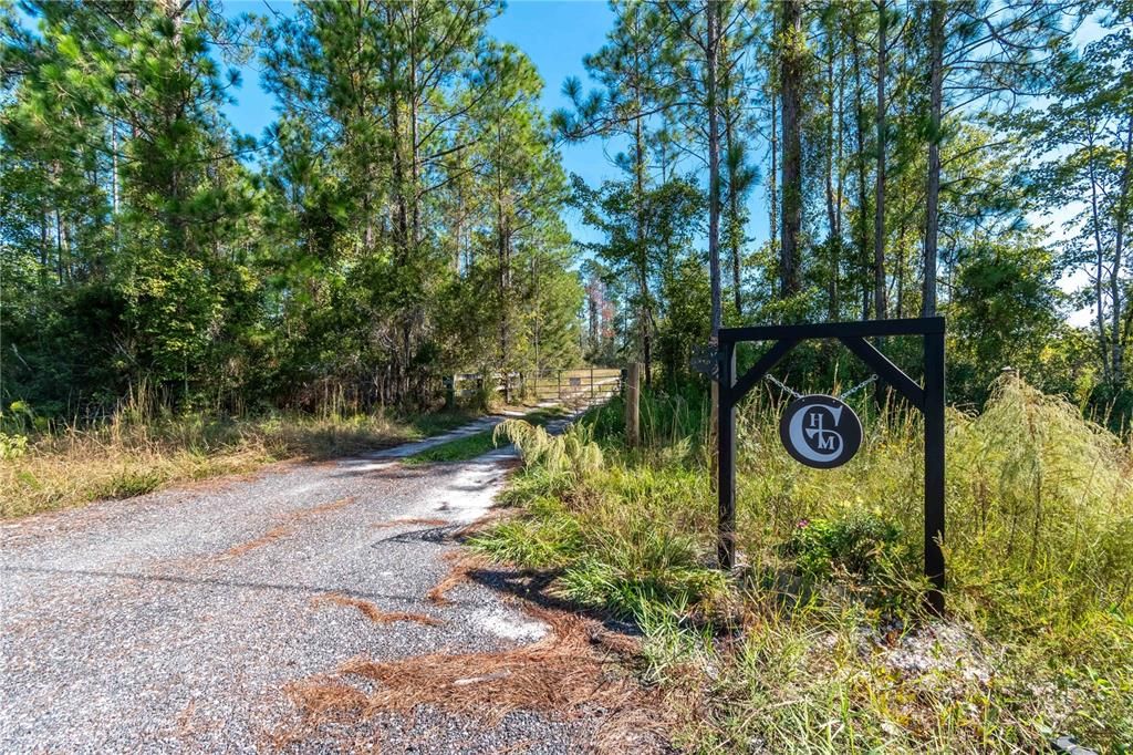 На продажу: $230,000 (16.09 acres)