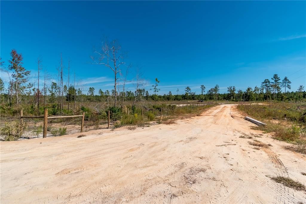 На продажу: $230,000 (16.09 acres)