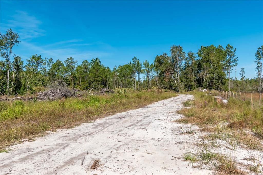 На продажу: $230,000 (16.09 acres)