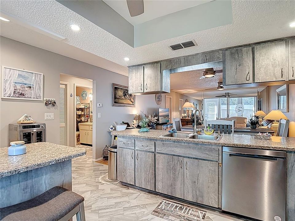 For Sale: $149,900 (2 beds, 2 baths, 1029 Square Feet)