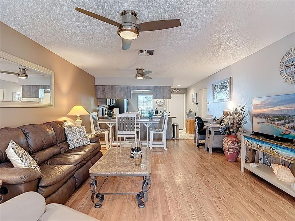 For Sale: $149,900 (2 beds, 2 baths, 1029 Square Feet)