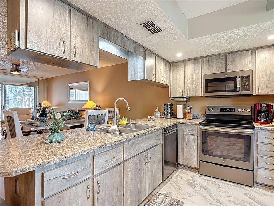 For Sale: $149,900 (2 beds, 2 baths, 1029 Square Feet)