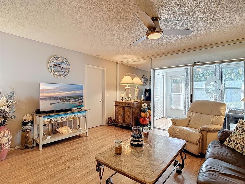 For Sale: $149,900 (2 beds, 2 baths, 1029 Square Feet)