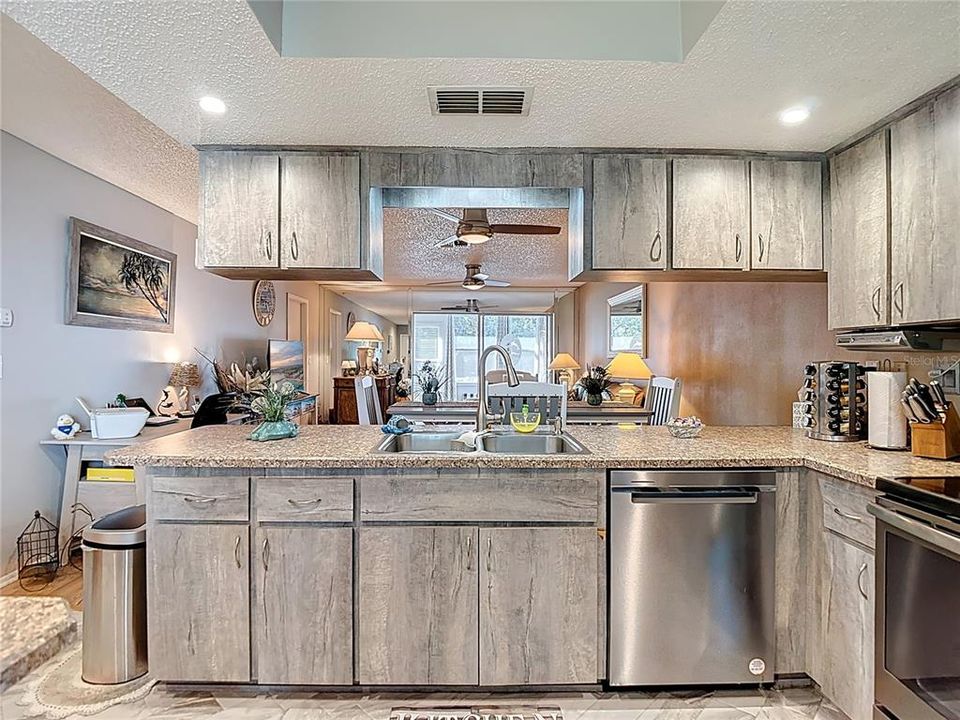 For Sale: $149,900 (2 beds, 2 baths, 1029 Square Feet)