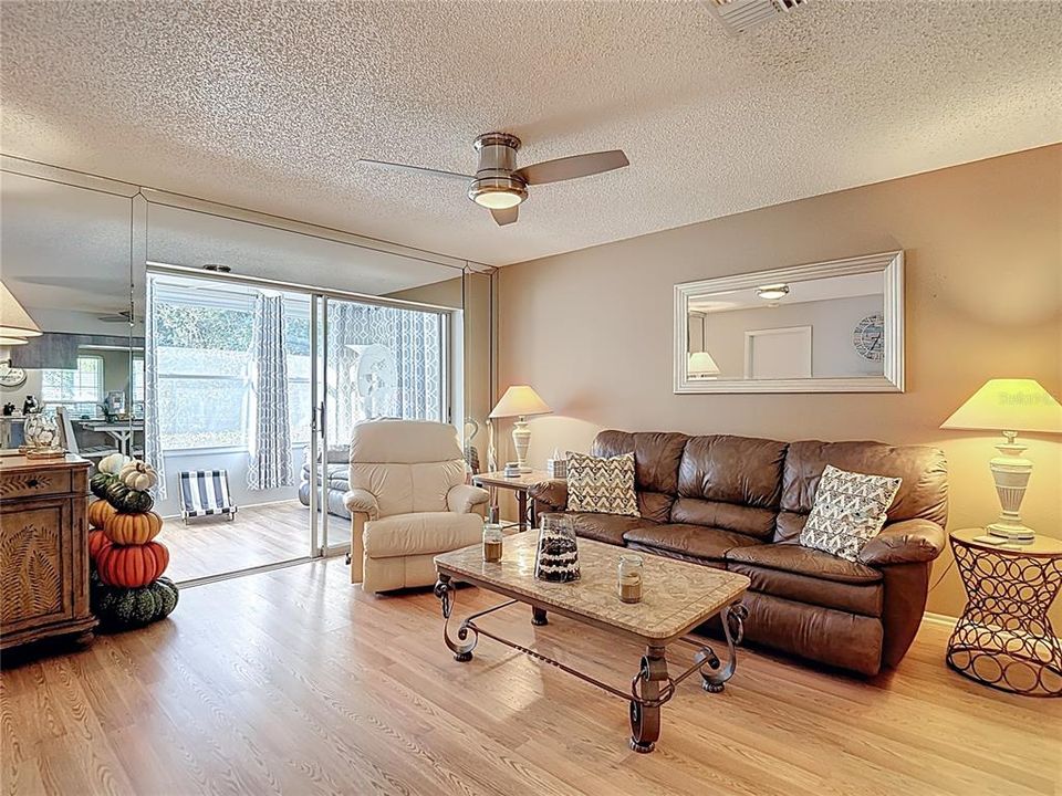 For Sale: $149,900 (2 beds, 2 baths, 1029 Square Feet)