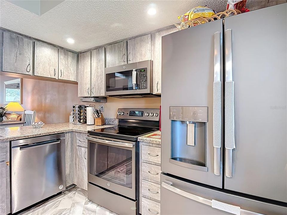 For Sale: $149,900 (2 beds, 2 baths, 1029 Square Feet)