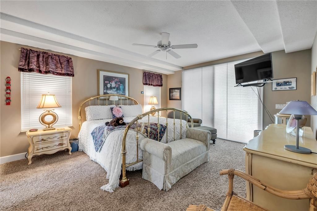 For Sale: $449,000 (3 beds, 2 baths, 2098 Square Feet)