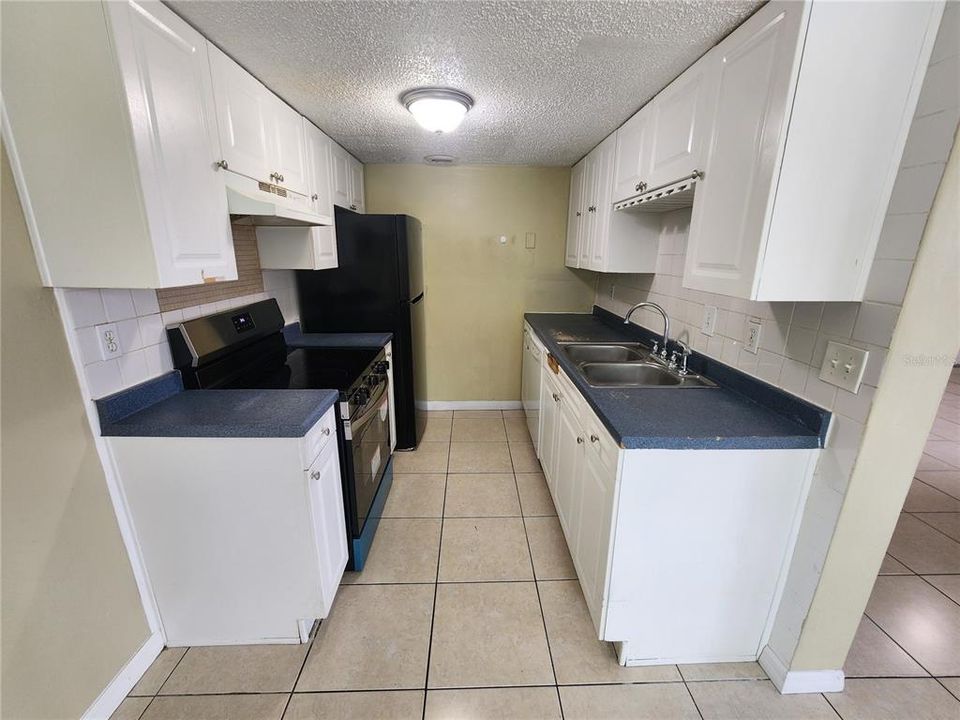 For Sale: $154,900 (2 beds, 2 baths, 1052 Square Feet)