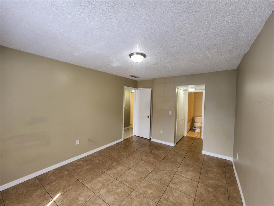 For Sale: $154,900 (2 beds, 2 baths, 1052 Square Feet)