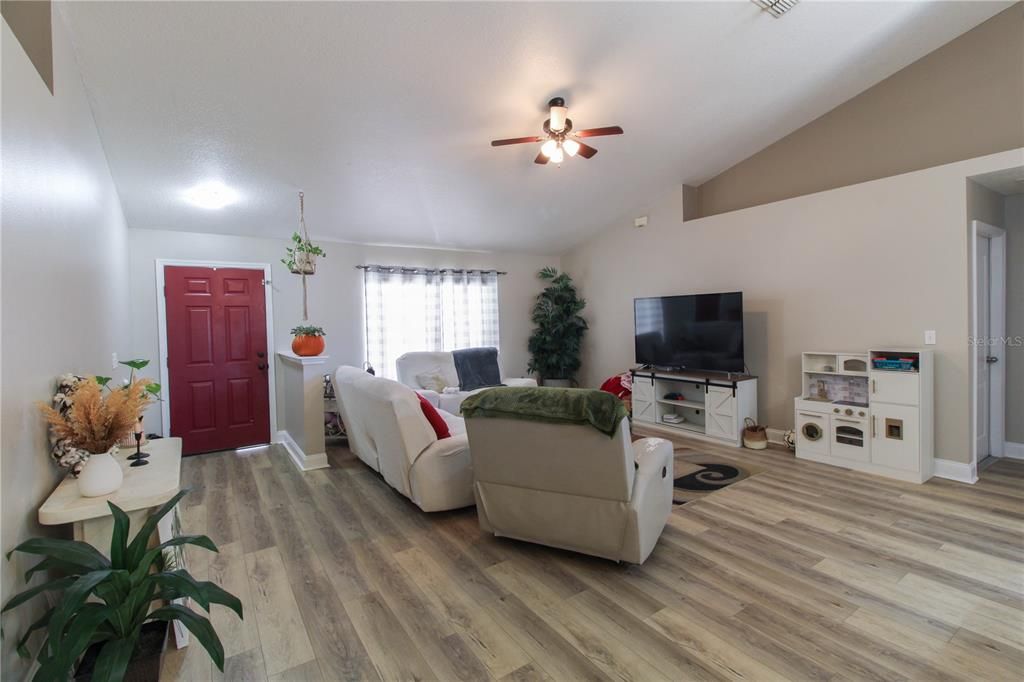 出租: $2,395 (3 贝兹, 2 浴室, 1538 平方英尺)