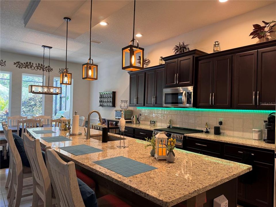 En Venta: $679,900 (3 camas, 3 baños, 1839 Pies cuadrados)