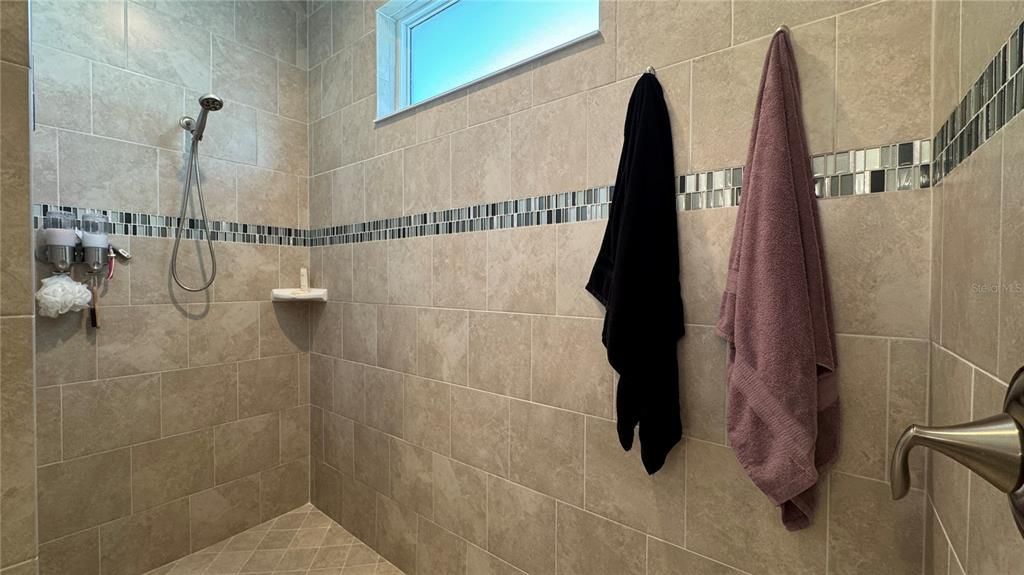 En Venta: $679,900 (3 camas, 3 baños, 1839 Pies cuadrados)