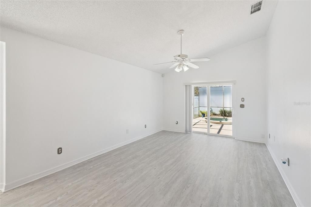 Под контрактом: $449,000 (3 спален, 2 ванн, 1526 Квадратных фут)