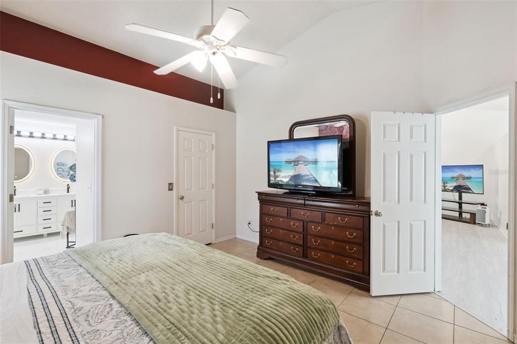 Под контрактом: $449,000 (3 спален, 2 ванн, 1526 Квадратных фут)