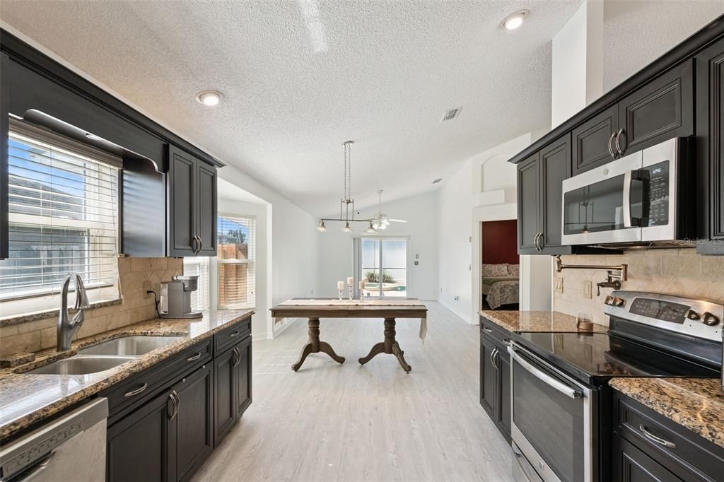 Под контрактом: $449,000 (3 спален, 2 ванн, 1526 Квадратных фут)