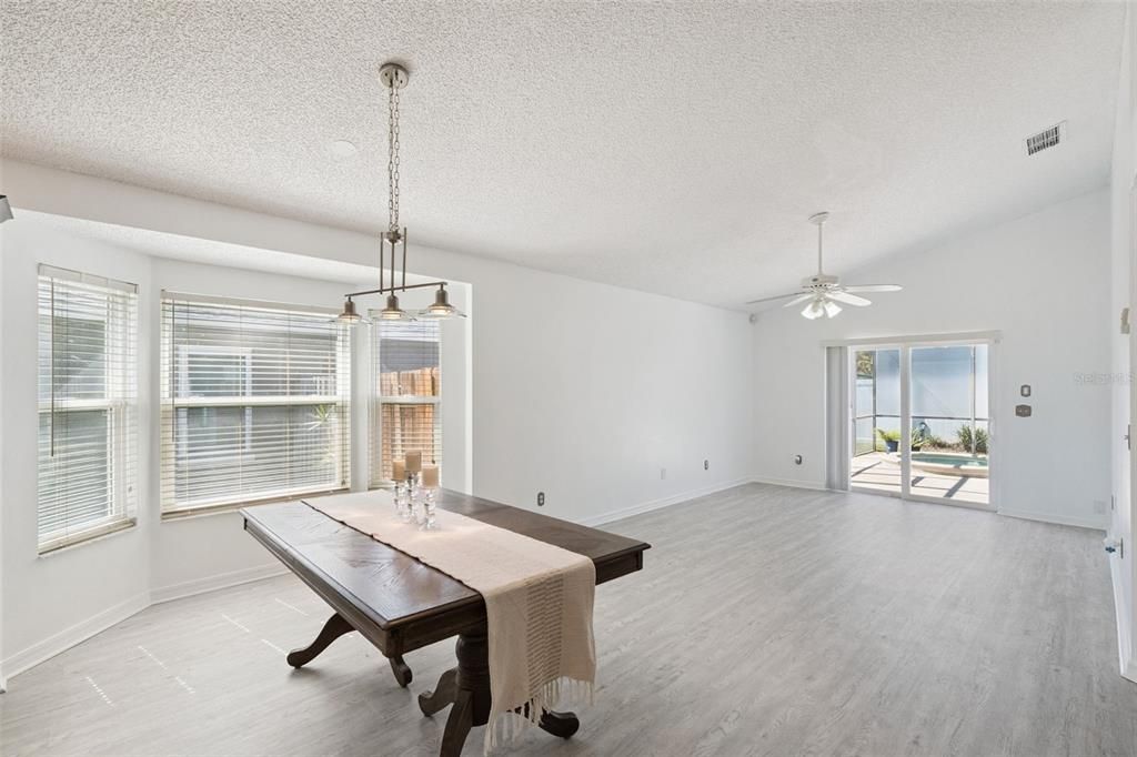 Под контрактом: $449,000 (3 спален, 2 ванн, 1526 Квадратных фут)