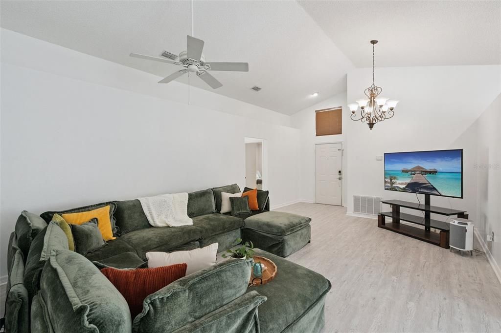 Под контрактом: $449,000 (3 спален, 2 ванн, 1526 Квадратных фут)