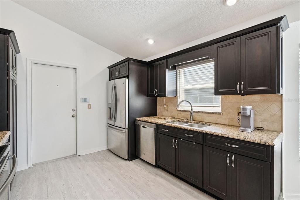 Под контрактом: $449,000 (3 спален, 2 ванн, 1526 Квадратных фут)