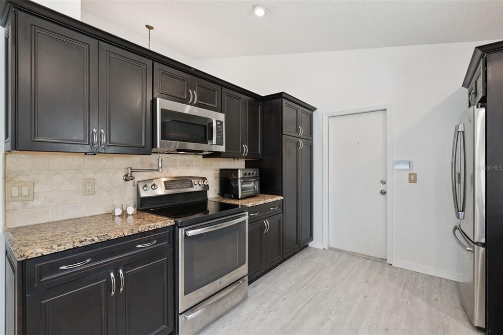 Под контрактом: $449,000 (3 спален, 2 ванн, 1526 Квадратных фут)