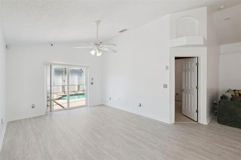 Под контрактом: $449,000 (3 спален, 2 ванн, 1526 Квадратных фут)