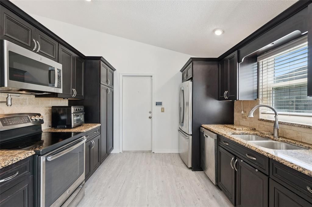 Под контрактом: $449,000 (3 спален, 2 ванн, 1526 Квадратных фут)