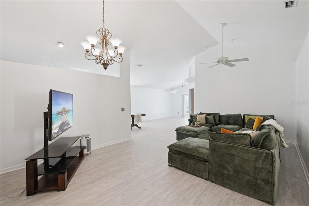 Под контрактом: $449,000 (3 спален, 2 ванн, 1526 Квадратных фут)