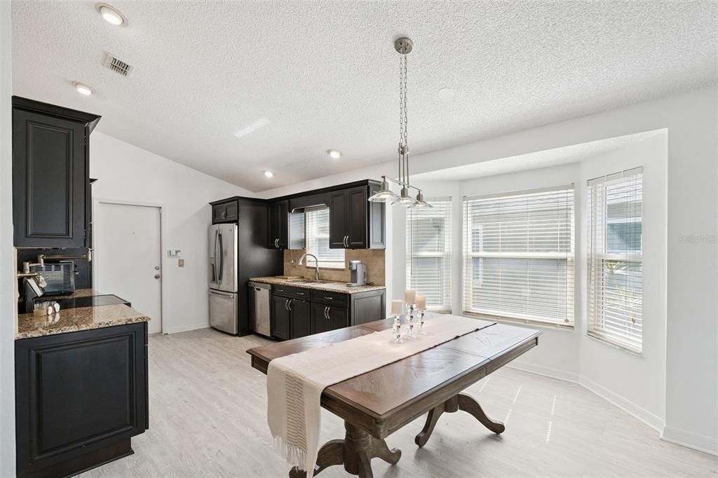 Под контрактом: $449,000 (3 спален, 2 ванн, 1526 Квадратных фут)