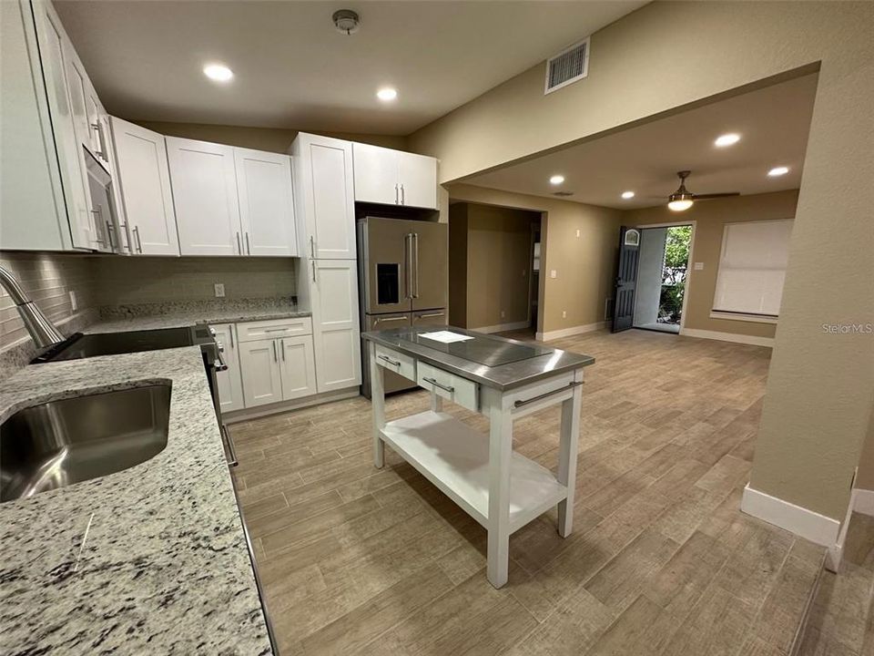For Sale: $469,900 (2 beds, 1 baths, 1188 Square Feet)