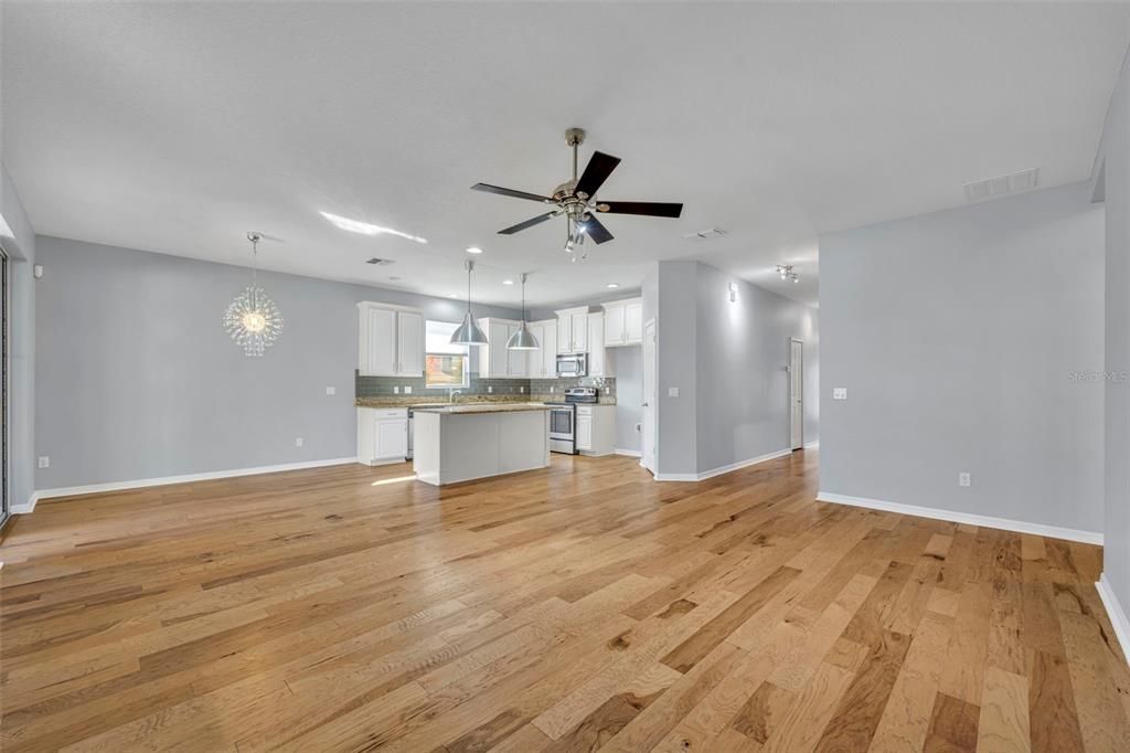 合同活跃: $525,000 (4 贝兹, 2 浴室, 1843 平方英尺)