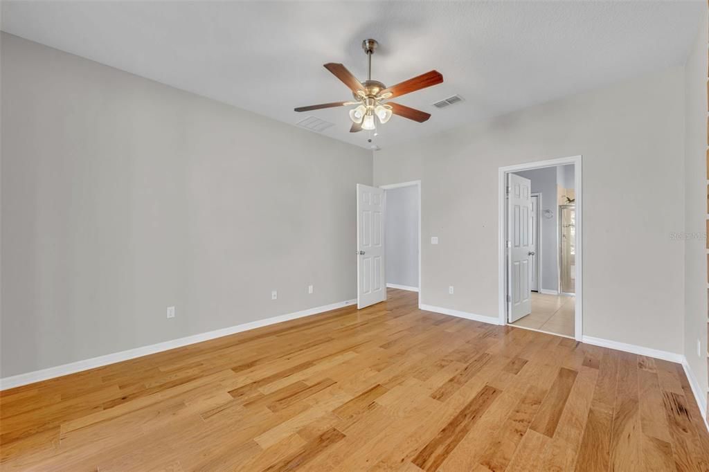 合同活跃: $525,000 (4 贝兹, 2 浴室, 1843 平方英尺)