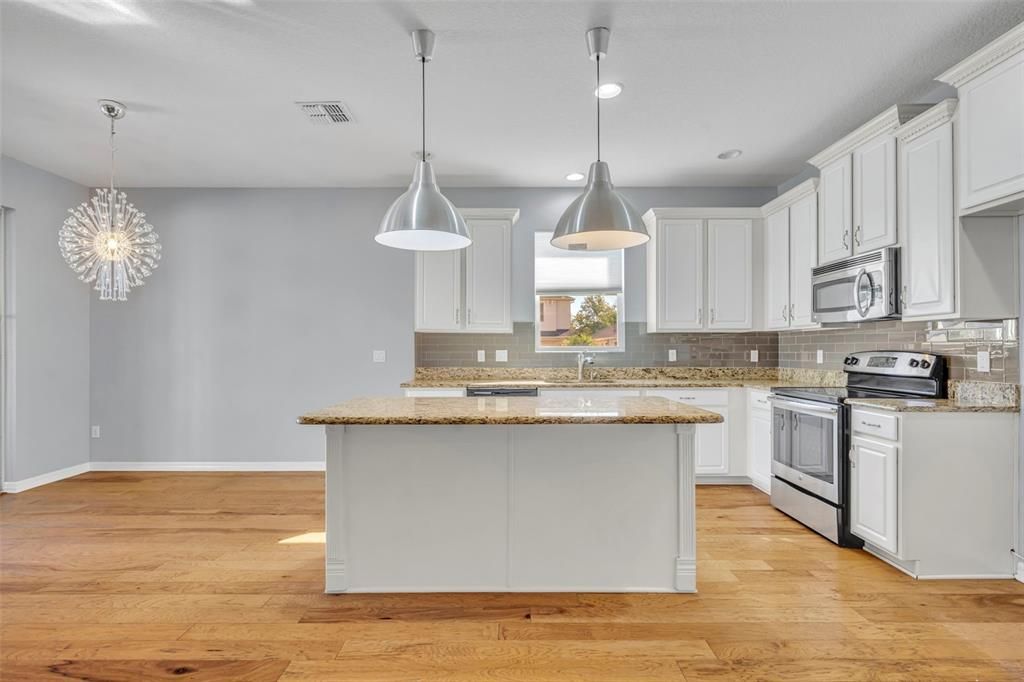 合同活跃: $525,000 (4 贝兹, 2 浴室, 1843 平方英尺)